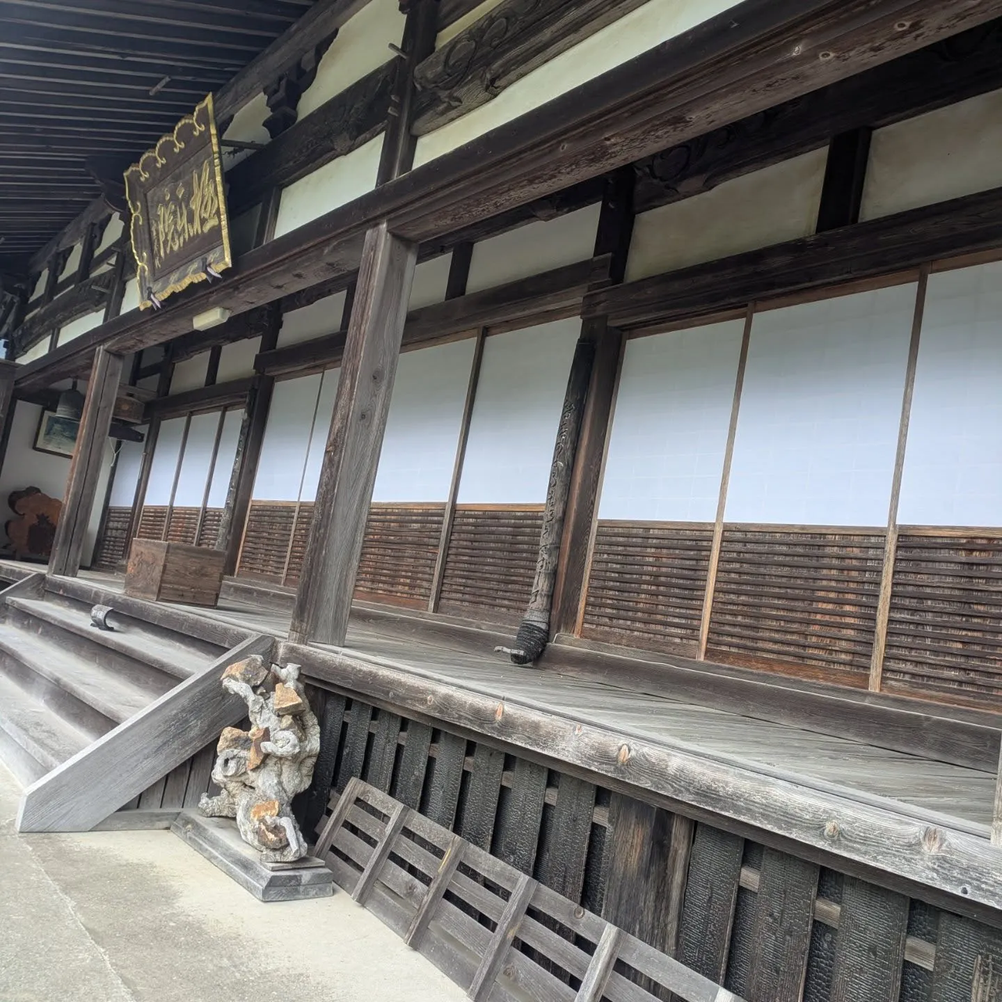 お寺の障子張替えさせて頂きました。